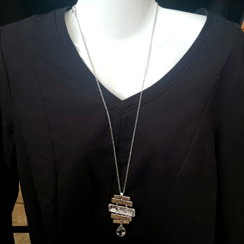 NEW Story by DaVinci Necklace and earrings set 33"